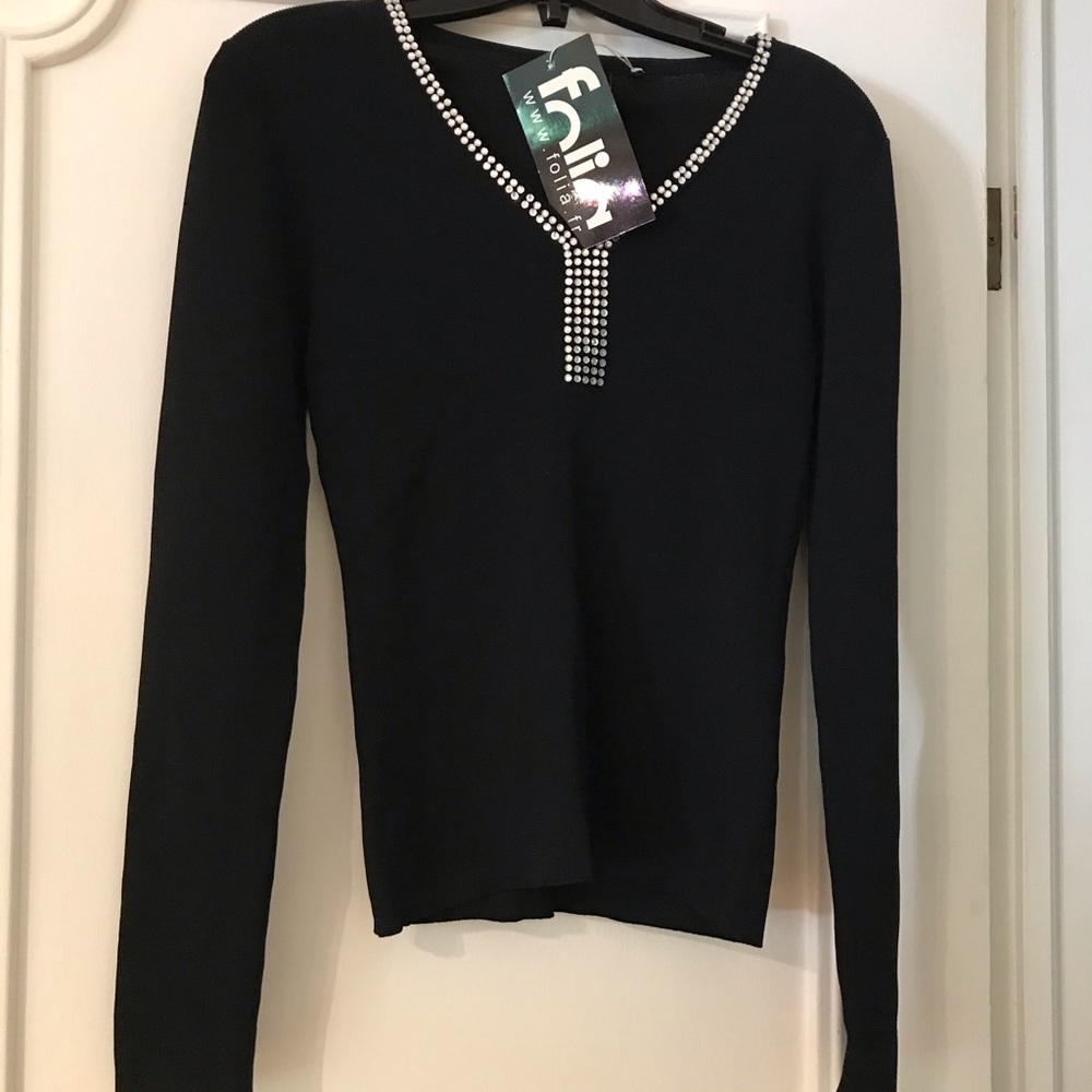 Tres beau chandail orné de brillant